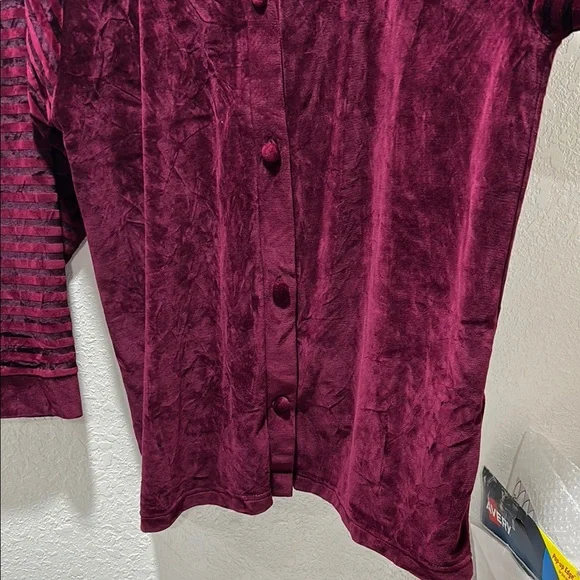 Linda Clifford women’s Burgundy Velvet Cardigan size 40/42 GUC - Picture 5 of 10